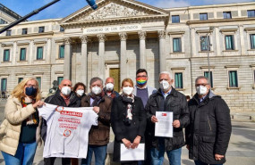 ep la secretaria de politicas sociales de ugt mari carmen barrera con jubilados de la plataforma