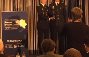 ep maria marcos recogiendogalardon otorgadola europol