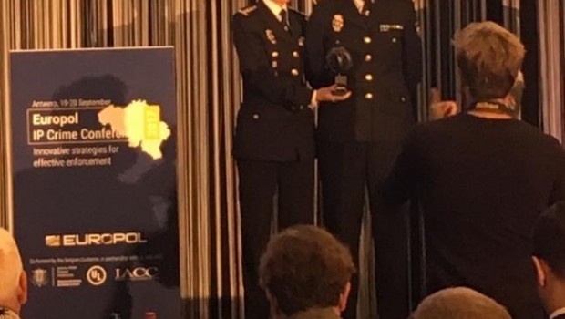 ep maria marcos recogiendogalardon otorgadola europol