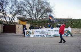 ep miembros de la asociacion jusapol realizando un escrache frente a la casa del vicepresidente