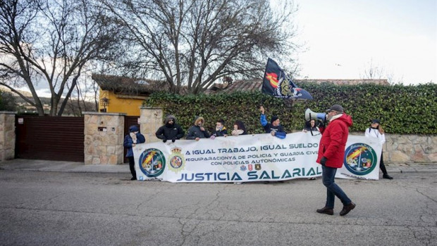 ep miembros de la asociacion jusapol realizando un escrache frente a la casa del vicepresidente