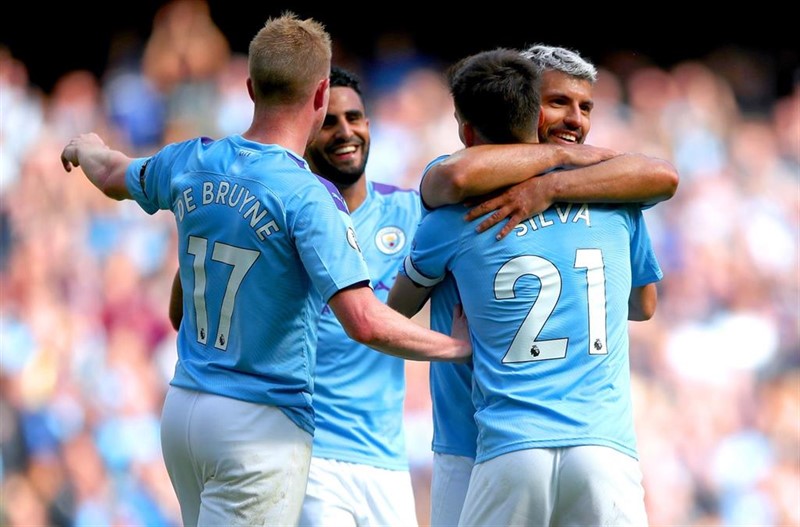 ep sergio aguero celebra un gol con sus companeros del manchester city