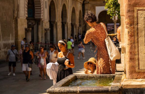 ep turistas se refrescan con agua para hacer frente a las altas temperaturas registradas en la