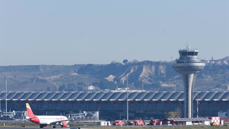 ep un avion aparcado en la pista durante el ultimo dia de la huelga del servicio de handling de ep un avion aparcado en la pista durante el ultimo dia de la huelga del servicio de handling de