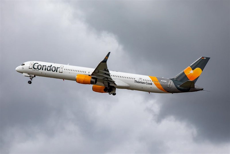ep un avion de thomas cook despegando de un aeropuerto de alemania