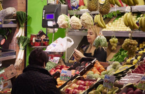 ep un dependienta pesa una bolsa con frutas en las compras en los mercados de abastos antes de la