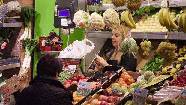 ep un dependienta pesa una bolsa con frutas en las compras en los mercados de abastos antes de la