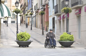 ep un hombre en silla de ruedas en el cuarto dia laborable del estado de alarma por coronavirus en