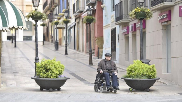 ep un hombre en silla de ruedas en el cuarto dia laborable del estado de alarma por coronavirus en