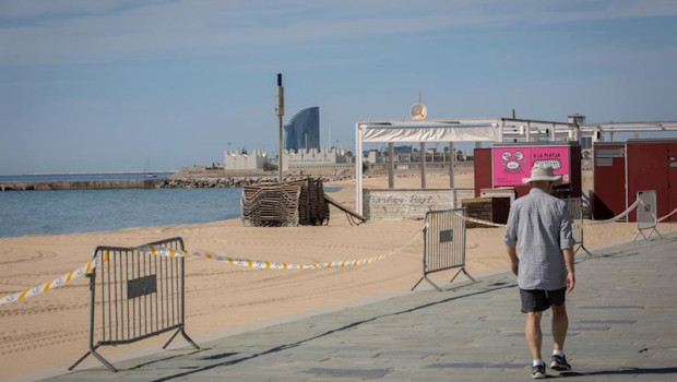 ep un hombre pasa junto a la base nautica de la playa del bogatell en barcelona espana a 7 de mayo