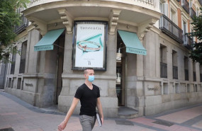 ep un hombre pasa junto a la entrada de la tienda tiffany de la calle jose ortega y gasset 10 de