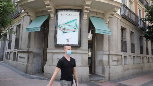 ep un hombre pasa junto a la entrada de la tienda tiffany de la calle jose ortega y gasset 10 de