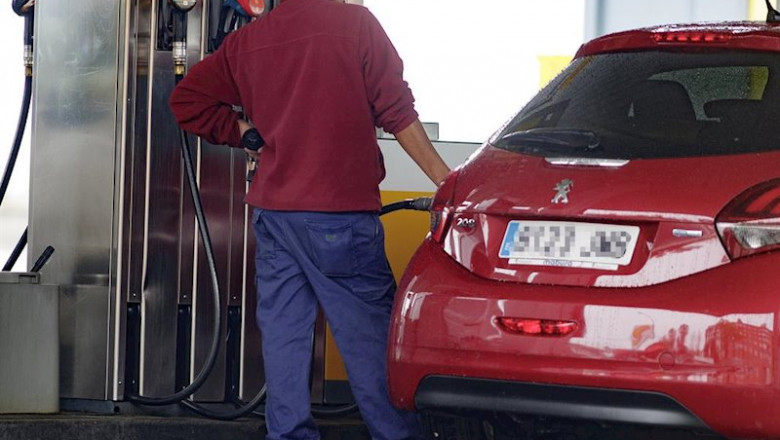 Un hombre reposta carburante en una estación de servicio | Eduardo Parra - Europa Press ep un hombre reposta carburante en una estacion de servicio 20200402110003