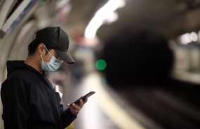 ep un joven mira su movil mientras espera la llegada del metro en una estacion de madrid espana