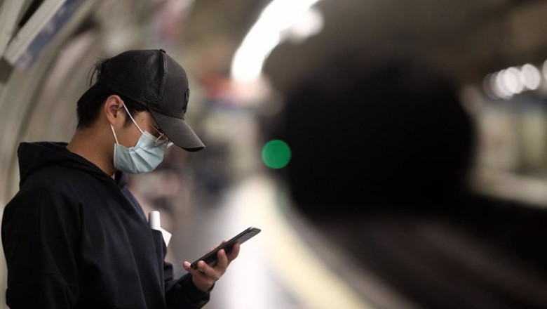 ep un joven mira su movil mientras espera la llegada del metro en una estacion de madrid espana