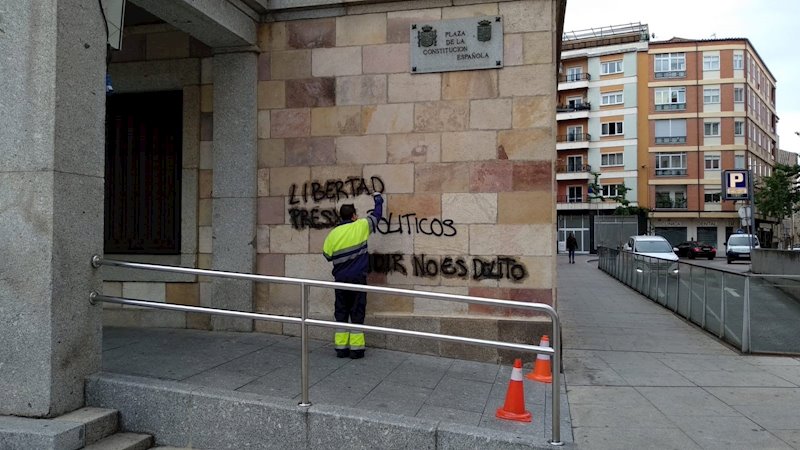 ep un operario retira las pintadas de la fachada de la subdelegacion del gobierno en zamora ep un operario retira las pintadas de la fachada de la subdelegacion del gobierno en zamora