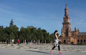 ep una joven pasea por la plaza de espana