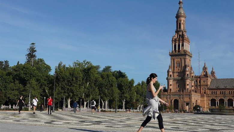 ep una joven pasea por la plaza de espana ep una joven pasea por la plaza de espana