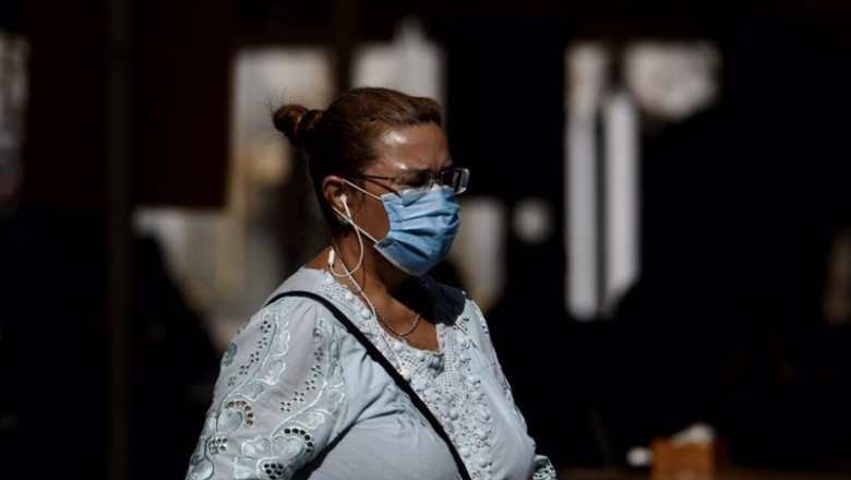 ep una mujer camina con mascarilla ep una mujer camina con mascarilla