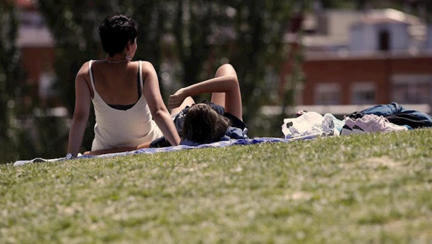 ep una pareja de jovenes disfruta de un soleado dia previo al inicio del estio en el cesped del