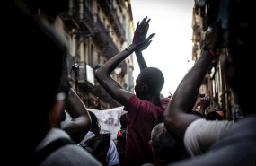 ep uno de los migrantes que se concentraron en la barceloneta y la via laietana de la capital de