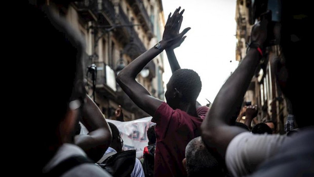 ep uno de los migrantes que se concentraron en la barceloneta y la via laietana de la capital de