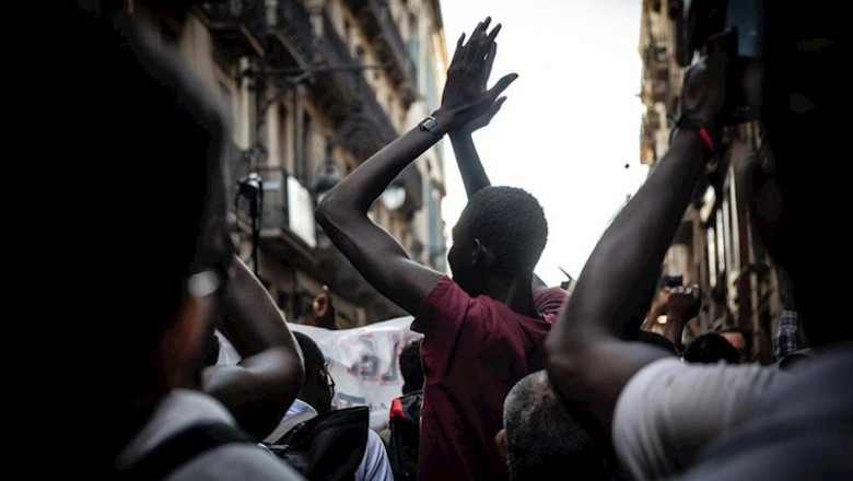 ep uno de los migrantes que se concentraron en la barceloneta y la via laietana de la capital de ep uno de los migrantes que se concentraron en la barceloneta y la via laietana de la capital de