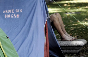 ep unolas casi 80 acampadostechomadridllevan pernoctandohace tres mesespaseoprado esta tumbadoun bancoladouna tiendacampanala frase impresa nadiehogar la acampada reclamaayuntamientol