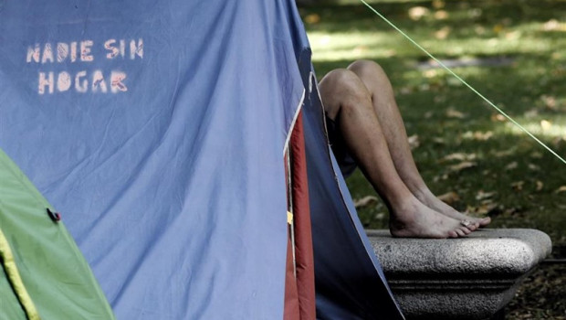 ep unolas casi 80 acampadostechomadridllevan pernoctandohace tres mesespaseoprado esta tumbadoun bancoladouna tiendacampanala frase impresa nadiehogar la acampada reclamaayuntamientol