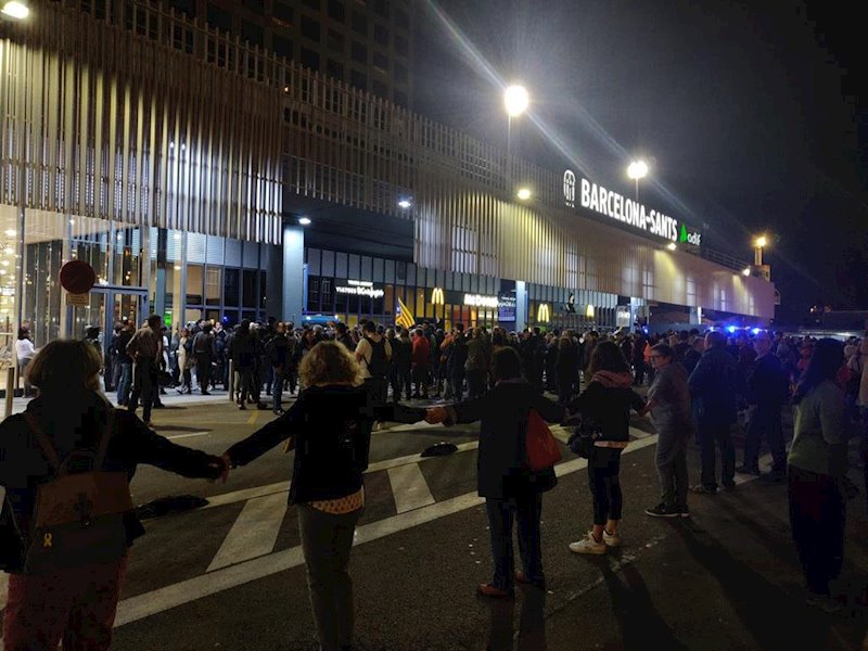 ep unos 700 manifestantes de los cdr bloquean los accesos a la estacion de sants de barcelona ep unos 700 manifestantes de los cdr bloquean los accesos a la estacion de sants de barcelona