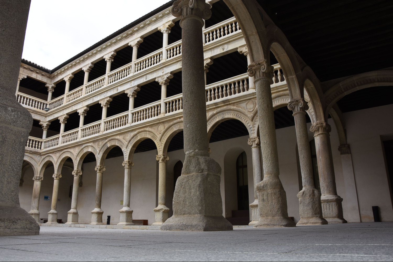 patio de la facultad de ciencias jurdicas y sociales de la universidad de castilla la mancha 
