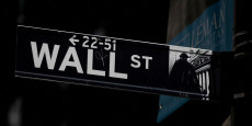 photo d archives une plaque de rue de wall street est vue pres de la bourse de new york 20240627183108 