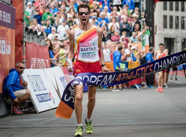 Álvaro Martín celebra su victoria en los 20 km marcha del Europeo | RFEA ep alvaro martin celebravictorialos 20 km marchaeuropeo