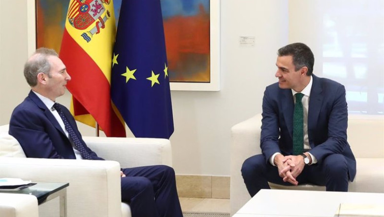 ep archivo   de izquerda a derecha el presidente de amazon andy jassy y el presidente del gobierno