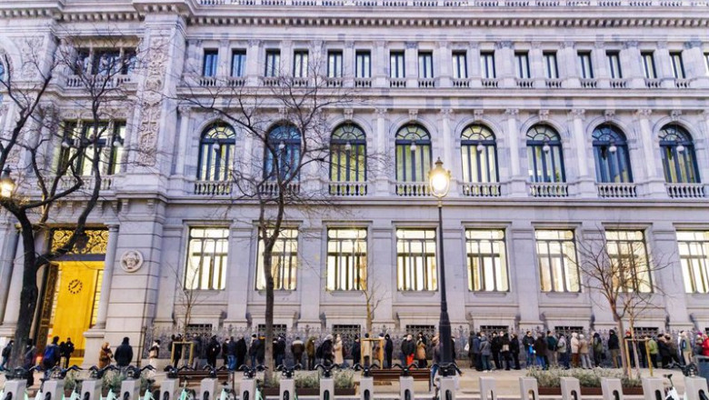 ep archivo decenas de personas hacen cola para contratar letras del tesoro en el banco de espana ep archivo decenas de personas hacen cola para contratar letras del tesoro en el banco de espana