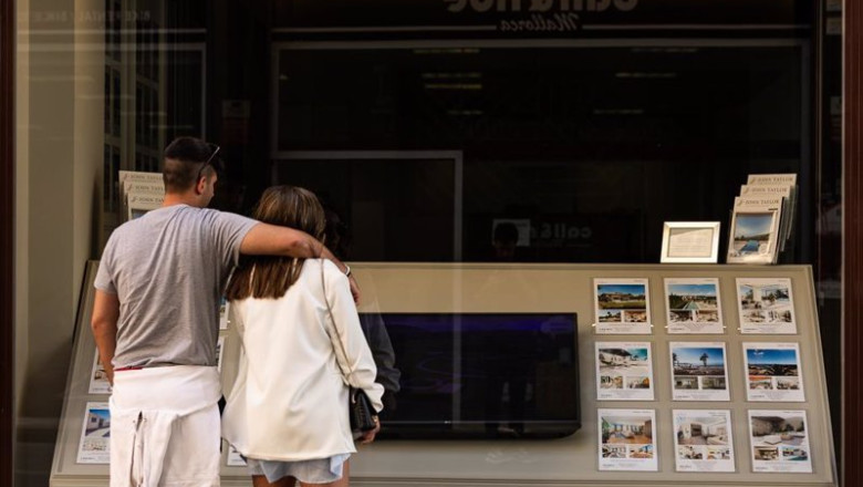 ep archivo dos personas observan los anuncios de viviendas en venta en una inmobiliaria ep archivo dos personas observan los anuncios de viviendas en venta en una inmobiliaria