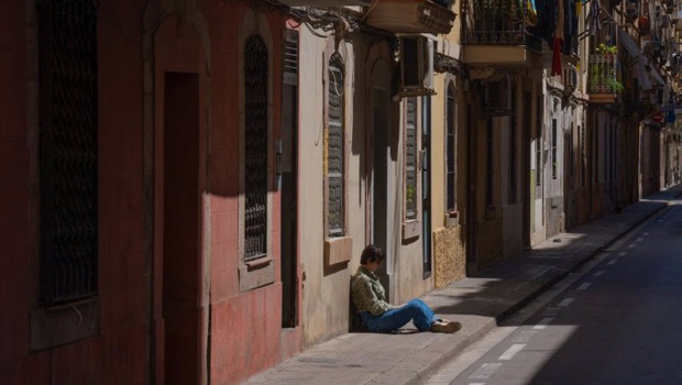 ep archivo   foto de archivo de un hombre sentado en la calle