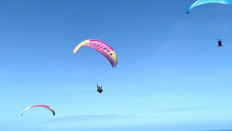 ep archivo imagen de archivo de deportistas realizando parapente ep archivo imagen de archivo de deportistas realizando parapente