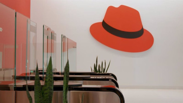 ep archivo   logo de red hat en sus oficinas