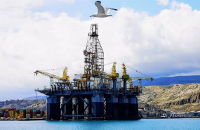 ep archivo   plataforma petrolifera ocean confidence atracada en almeria