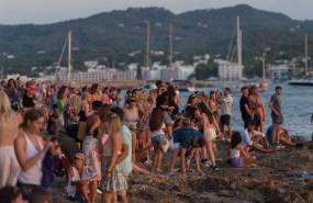 ep archivo   turistas en una playa de baleares