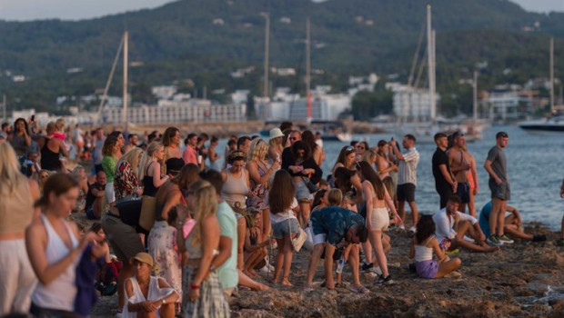 ep archivo   turistas en una playa de baleares