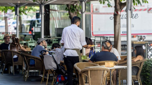 ep archivo   un camarero atendiendo la terraza de un bar en la temporada de verano
