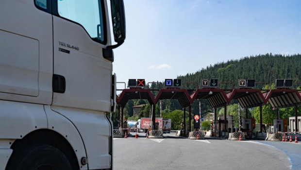 ep archivo   un camion llega a un peaje de la ap   68 a 21 de julio de 2026 en el pais vasco