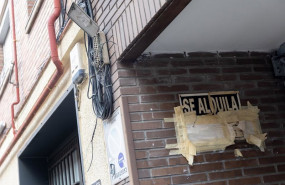 ep archivo   un cartel anunciando un piso en alquiler