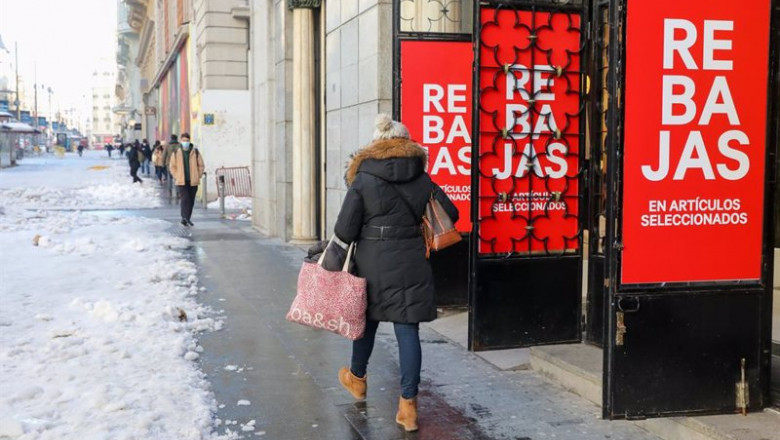 Archivo - Una mujer pasa por delante de un establecimiento durante el séptimo día de las rebajas de invierno, en Madrid | Marta Fernández Jara - Europa Press - Archivo ep archivo - una mujer pasa por delante de un establecimiento durante el septimo dia de las rebajas