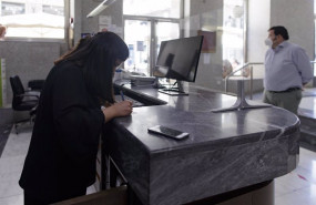 ep archivo   una trabajadora en la recepcion de un hotel atiende a un viajero