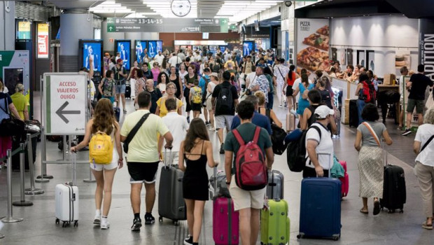 ep archivo   varias personas con maletas en la estacion de atocha almudena grandes a 11 de agosto de
