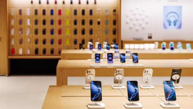 ep archivo   varios iphone expuestos en una tienda