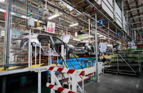 ep archivo   varios vehiculos en la sede de stellantis el dia que la vicepresidenta primera del